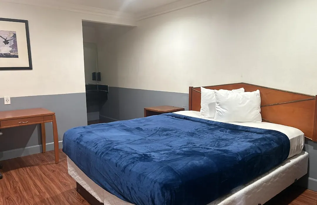 Comfortable guest room at Mirror Motel Los Angeles